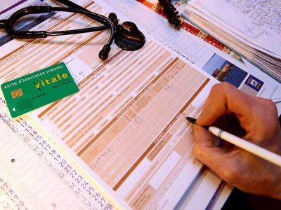 Un médecin remplissant une feuille de remboursement pour l'assurance sociale maladie