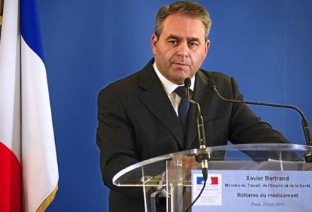 Xavier Bertrand présentant la réforme du médicament
