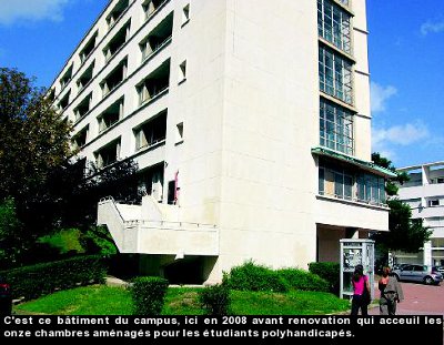 Bâtiment du campus universitaire de Cachan ici en 2008 en pleine rénovation ou ont été réalisées les chambres permettant d'accueillir les étudiants polyhandicapés