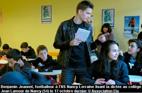 Benjamin Jeannot footballeur à l'AS Nancy Lorraine lisant la dictée au collège Jean Lamour de Nancy le 17 octobre dernier