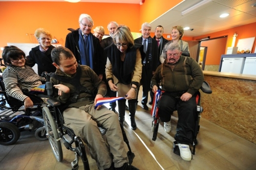 Marie-Anne MONTCHAM en compagnie des résidant "le jardin d'Alexandre coupant le ruban inaugurale