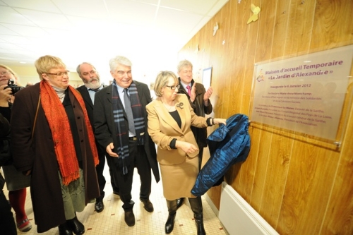 Marie-Anne MONTCHAMP dévoilant la plaque inaugurale du MAT le jardin d’Alexandre avec sa gauche, Jean-Marie GEVEAUX, Président du Conseil Général de la Sarthe, et Sylvie ESLAN, conseillère régionale et à sa droite le Dominique LE MENER, Député de la Sarthe ©prefecture72