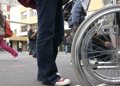 2012.01.25.eleve-handicapes-fauteil-cours-d-ecole-a-paris