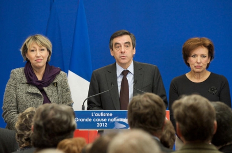 François FILLION lors de la conférence de presse, entouré a gauche de la Ministre de la Cohésion sociale, Roselyne BACHELOT en charge de se dossier et de sa Secrétaire d'Etat, Marie-Anne MONTCHAMP©Benoît Granier/Matignon 