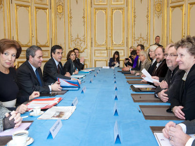Au centre à gauche le Premier ministre, François FILLION avec notamment Xavier Bertrand ministre du travail et de la Santé, et Roselyne BACHELOT Ministre de la Cohésion sociale, en face le collectif d'association ensemble avec l'autisme©Benoît Granier/Matignon
