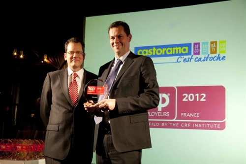 Le Directeur des ressources humaines, Tanguy DEWAVRIN recevant le Trophée top employeur 2012©CRF 