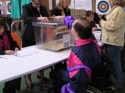 Une citoyen en situation de handicap moteur en passe de voté lors des élection en 2009 a Toulouse