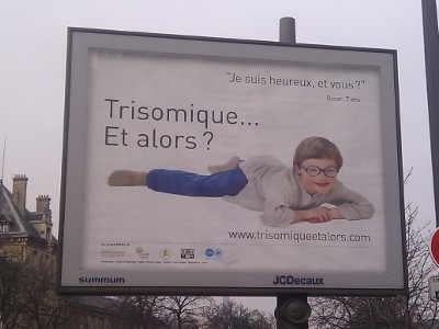 L'affiche de la campagne de fondation Jérôme Lejeune "trisomique et alors" avec Oscar sept ans