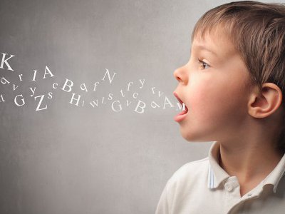 le bégaiement n est pas une fatalité illustration sur la photo ont voie un enfant avec des lettres lui sortant de la bouche