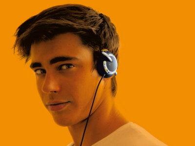 Un jeune ado avec casque audio©FHI