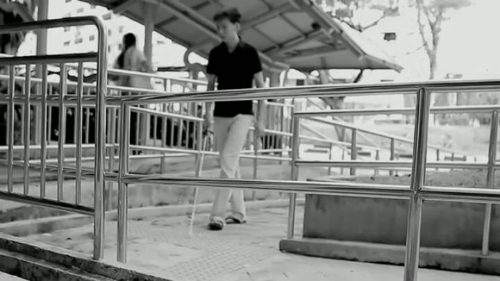 Sur la photo ont peut voir le Blind Spot la canne électronique dans les mains d'un jeune homme ou ce dernier la teste dans les transport en commun ici lors des barrière du métro 
