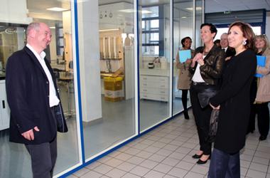 Le directeur de l’I-Stem, Marc PESCHANSKI accueillant la Secrétaire d’État Nora BERRA dans les locaux cet établissement créée en 2005