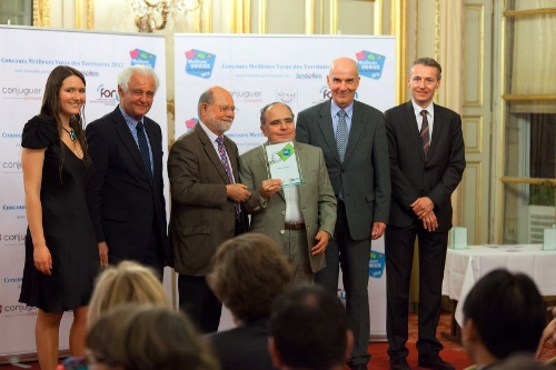 Au centre de la photo Vincent Michel Président de la Fédération des aveugles de France entouré des présidents des forums et recevant le grand prix 2012 ©Sébastien Dolidon/Forum pour la Gestion des villes