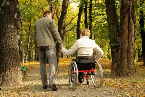 Un couple dont l'un des partenaires est en fauteuil (2010-illustration)