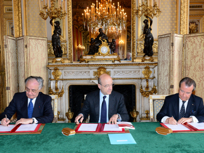 Signature du "Protocole relatif à la coopération entre l'Ordre souverain de Malte et la France" de gauche a droite Jean-Pierre MAZERY, Grand Chancelier de l'Ordre souverain de Malte, Alain JUPPE, ministre d'État, ministre des Affaires étrangères et européennes et à sa gauche, M. Thierry de BEAUMONT-BEYNAC, Président de l'Ordre de Malte France. Photo de Cyril Bailleul.