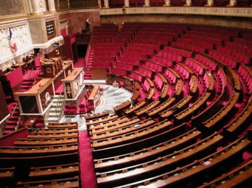 Vue d'un des balcons réservé au public de l'hémicycle de l’Assemblée nationale vide