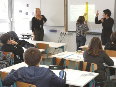 Une « médiatrice » (à droite) accompagne l'enseignante en interprétant ses propos en langue des signes. (illustration)© M. Zirnheld