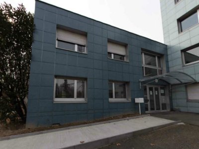 Entrée principale a la façade gris foncé du bâtiment de l'association AFTC Alsace situé Illerich dans le Bas-Rhin et ouvert depuis 2011 équipe d'une dizaine d'appartement individuel afin d’accueil de cérébrolesé © AFTC ALSACE 2012 / Martial LANNO