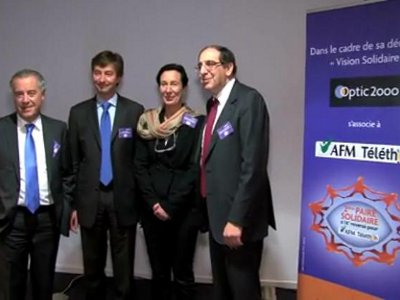 De Gauche a droite le PDG Didier PAPAZ,Yves GUENIN, Laurence TIENNOT-HERMENT. Optic 2000 s’engage au coté de l’AFM pour la recherche en génétique oculaire©AFM