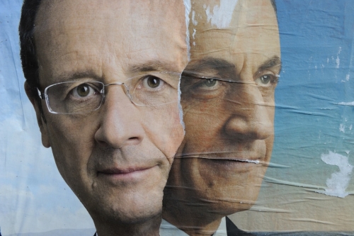 affiches hollande sarkozy ou le visage déchiré des deux candidat apparaît sur panneau d'affichage
