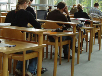 Des étudiants dans un amphi lors examen partiel à l’université
