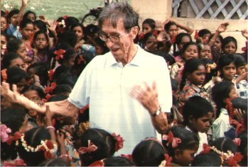 Le Père Pierre Ceyrac entourait d'enfant en inde
