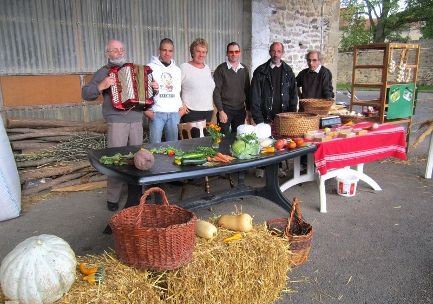des salari&eacute;s de l'ESAT avec leurs fruit et l&eacute;gumes produit dans le potager