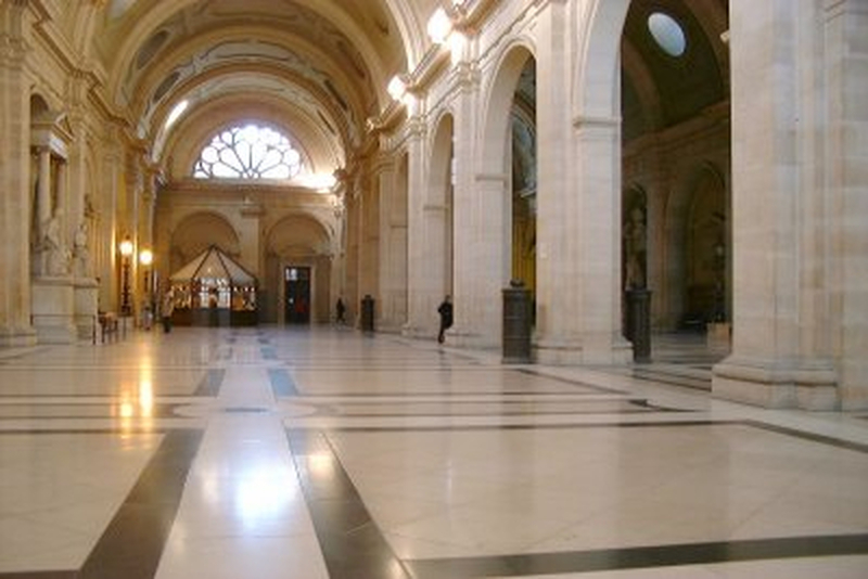 Salle des pas perdus à lintérieur du palais de justice de paris
