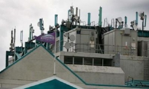 Des antenne relais situé sur le toit d'un immeuble parisien émettant des ondes électromagnétiques (Illustration)