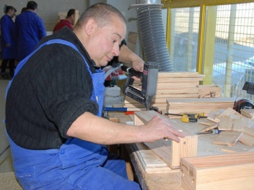 Un homme travaillant dans un atelier de Menuiserie dans un ESAT ©FHI (Illustration Archive 2012)