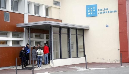 La Cour du college Joseph BEDIER dans la Drome avec les gendarmes quelques heures apres le drame © Fabrice HEBRARD