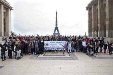 Rares mais forts ensembles ! A Paris en 2012 pour le « joining hands» sur le parvis des Droits de l'Homme, en face de la Tour Eiffel.