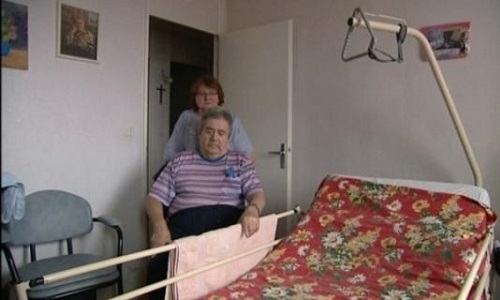 Un homme de 73 ans et sa compagne, âgée de 68 ans, à Val-de- Reuil ( Eure ) . Sans électricité, il n'était donc plus possible de faire fonctionner le lit médicalisé et l'assistance...©France TV