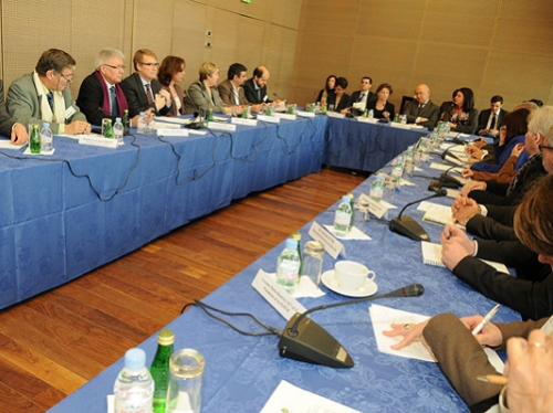 Les Ministres et les quatre principaux syndicats lors de la signatures de l'accord 