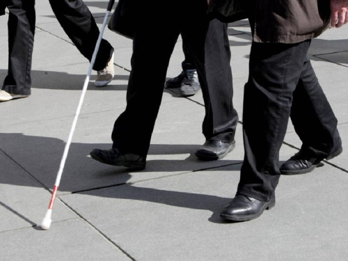 Un non voyant marchant dans un rue