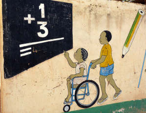 Education en Afrique et handicap avec en enfant en fauteuil près d'un tableau (illustration)