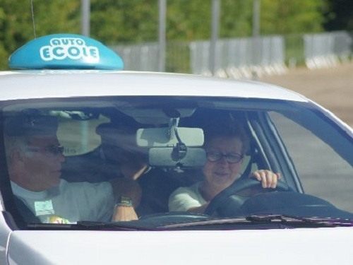 Un difficience visuel dans voiture