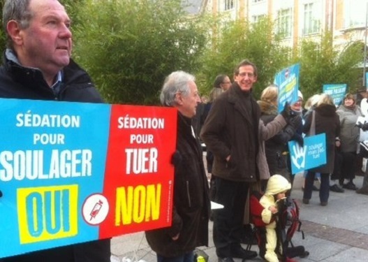 Manifestant anti-euthanasie a Lilles