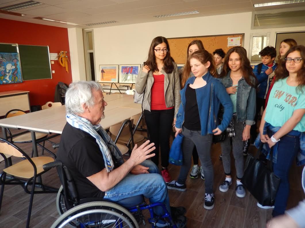 Des jeunes se mettent dans la peau d une personne handicapee