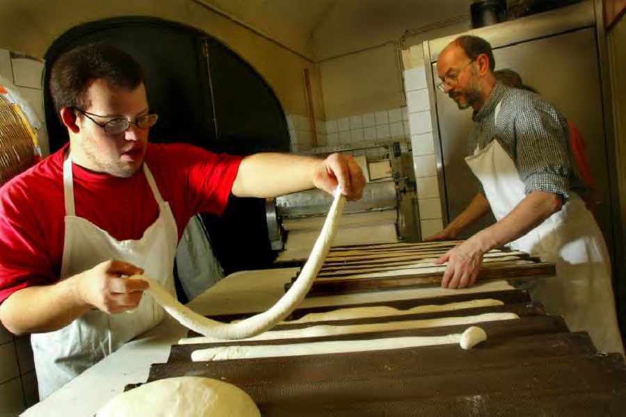 Un apprenti boulanger deficient mental