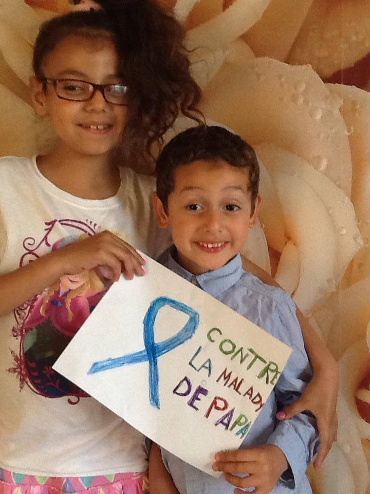 Deux enfants soutenant leurs pere atteint de la SEP