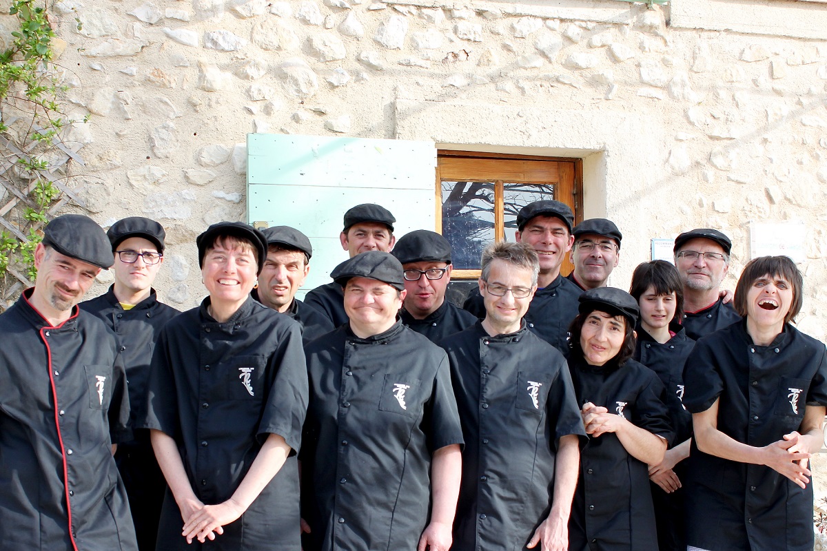 L equipe du Real des Saveurs qui servira le repas avec la chef Reine SAMUT