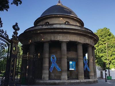 Un ruban_bleu_contre_la_sclerose_en_plaque_parcs_rotonde_a_Paris