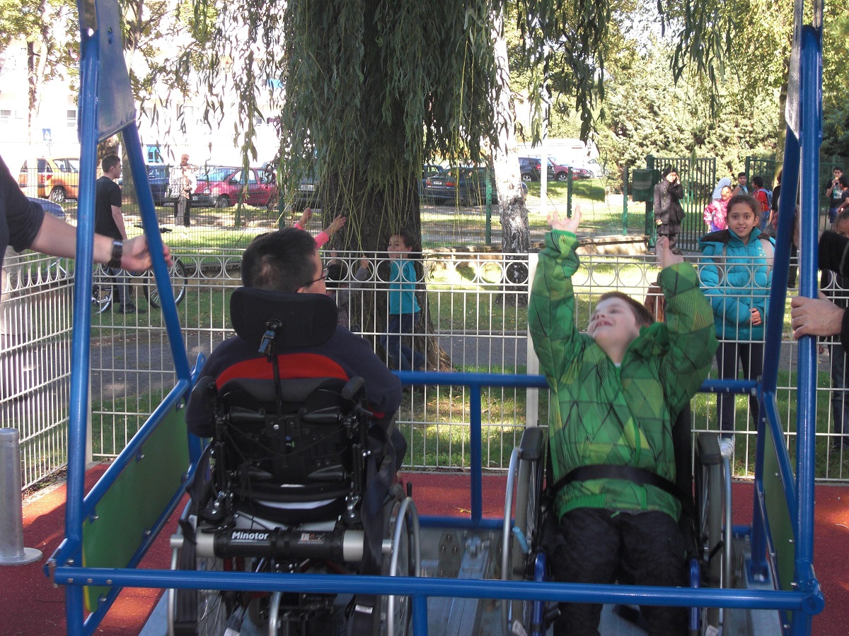Inauguration aire de jeux universelle a UCKANGE en Moselle ici la balancoire