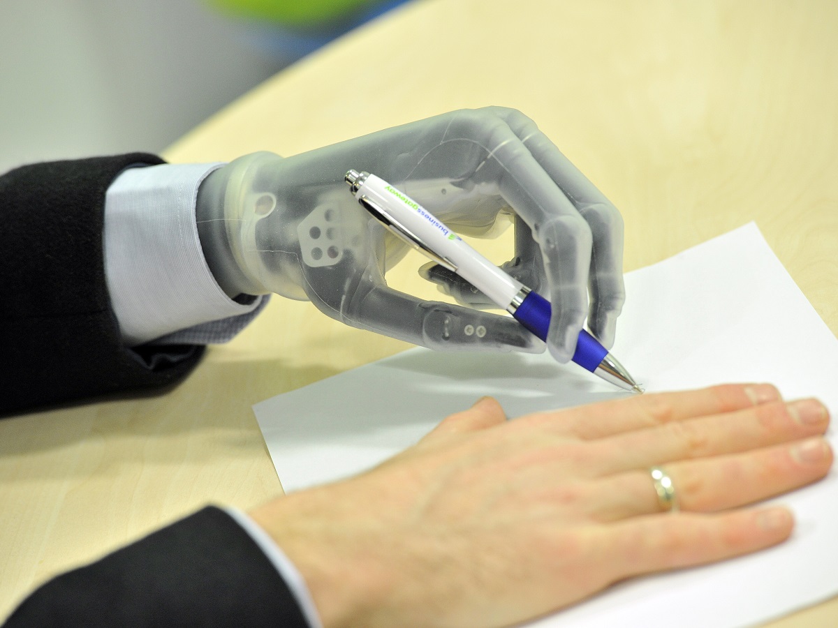 Main bioniques de Touch Bionics en train d ecrire