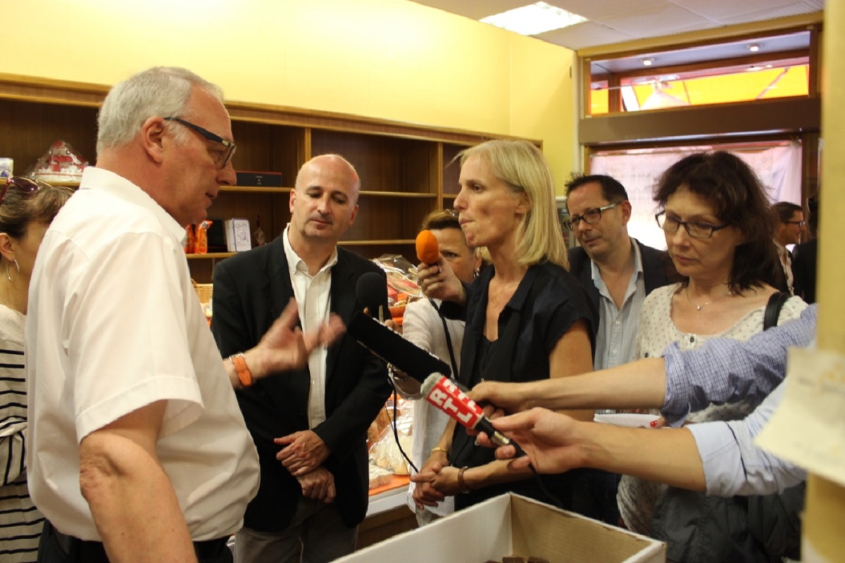 Segolene NEUVILLEen visite chez les commercant pour  l accessibilite ici avec un pharmacien
