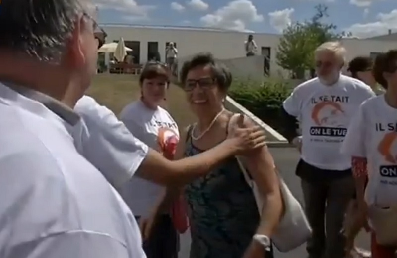 Vivianne LAMBERT la mere de Vincent devant l hoptial aux cote des integristes catholiques venu la soutenir
