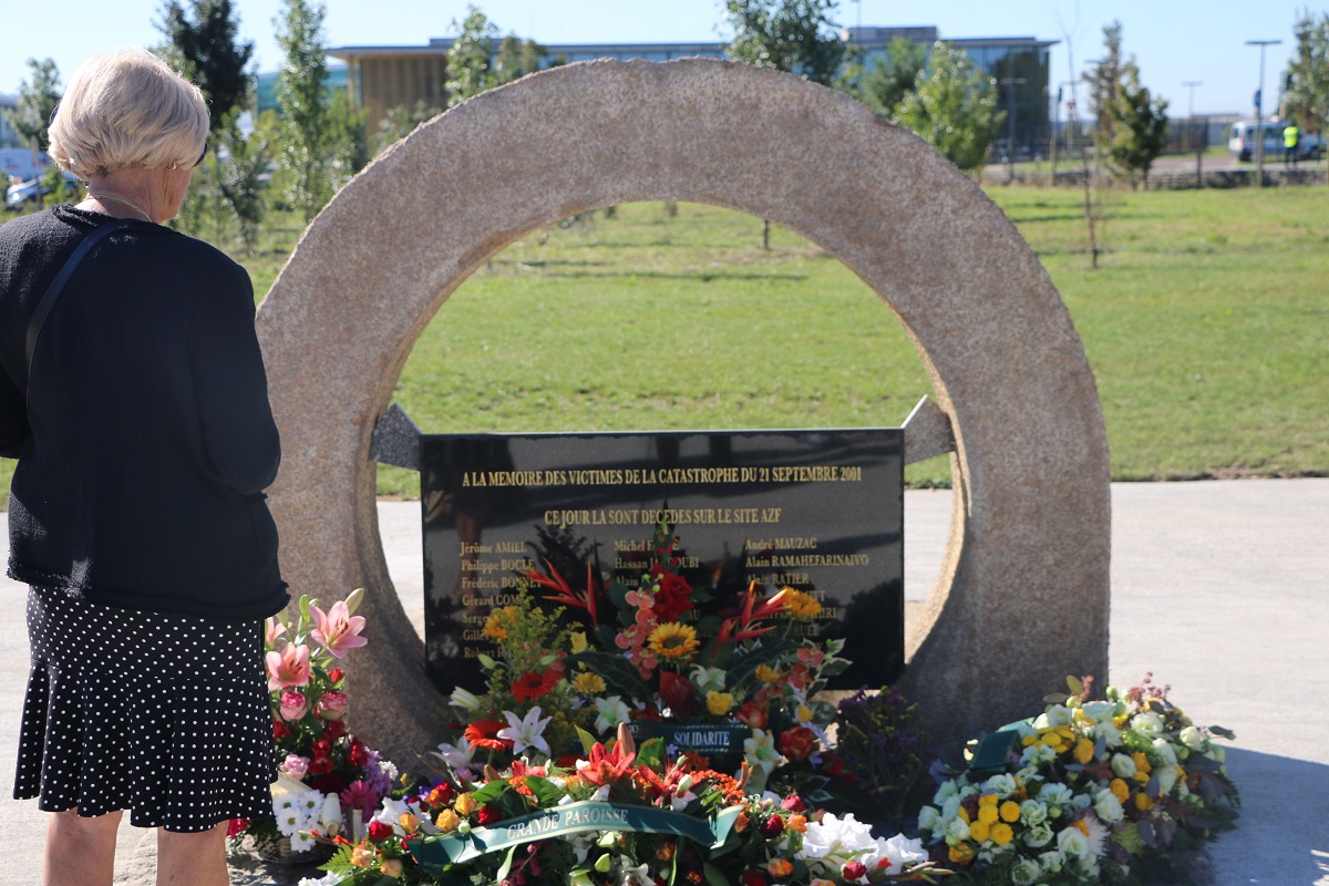 Ceremonie AZF 2015 Stele des salaries de l_entreprise Total