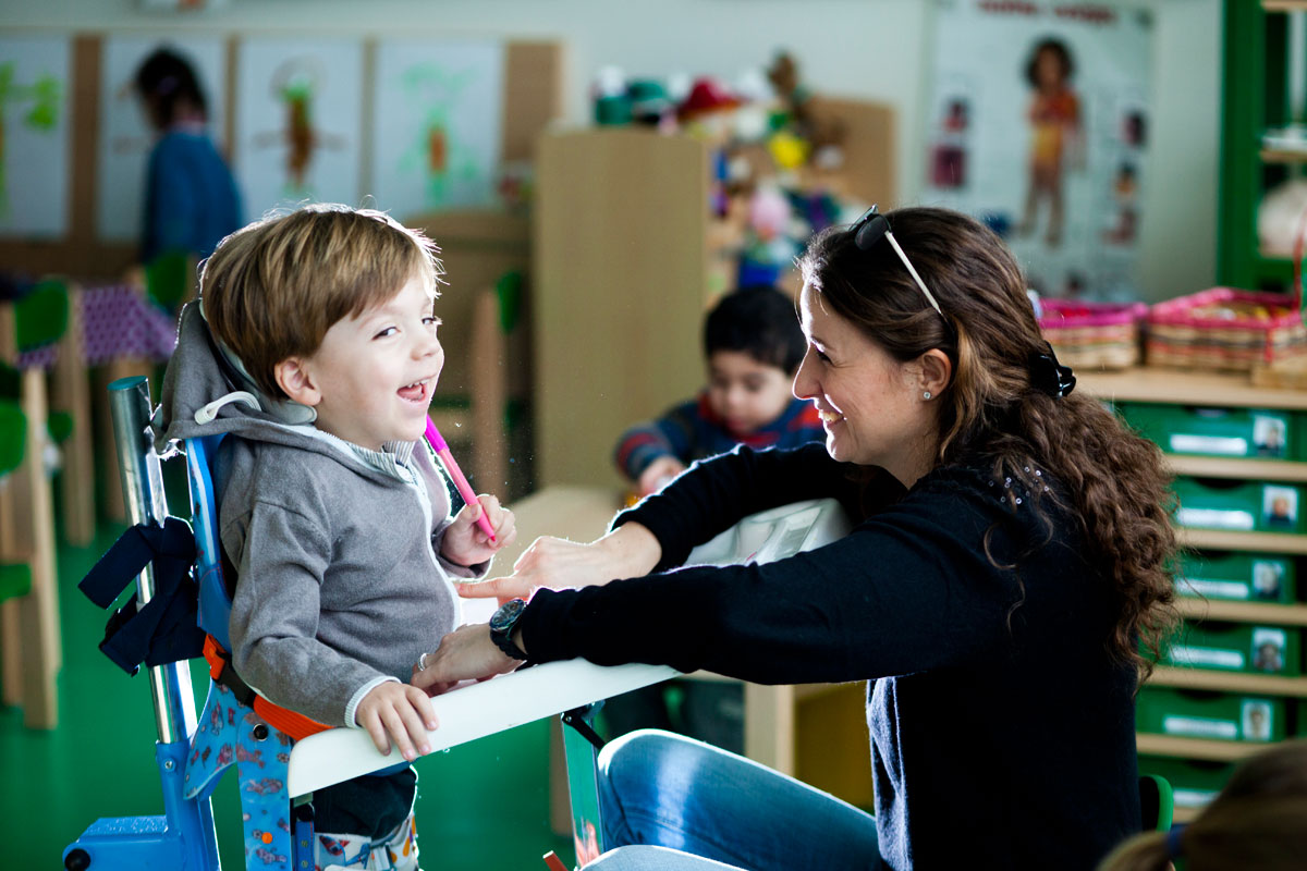 Un enfant handicape avec une avs