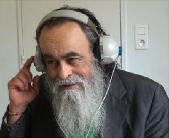 Un homme testant son audition